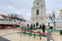На Софійській площі у Києві продовжується монтаж головної новорічної ялинки України