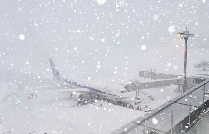 В россии аномальные снегопады заблокировали работу московских аэропортов