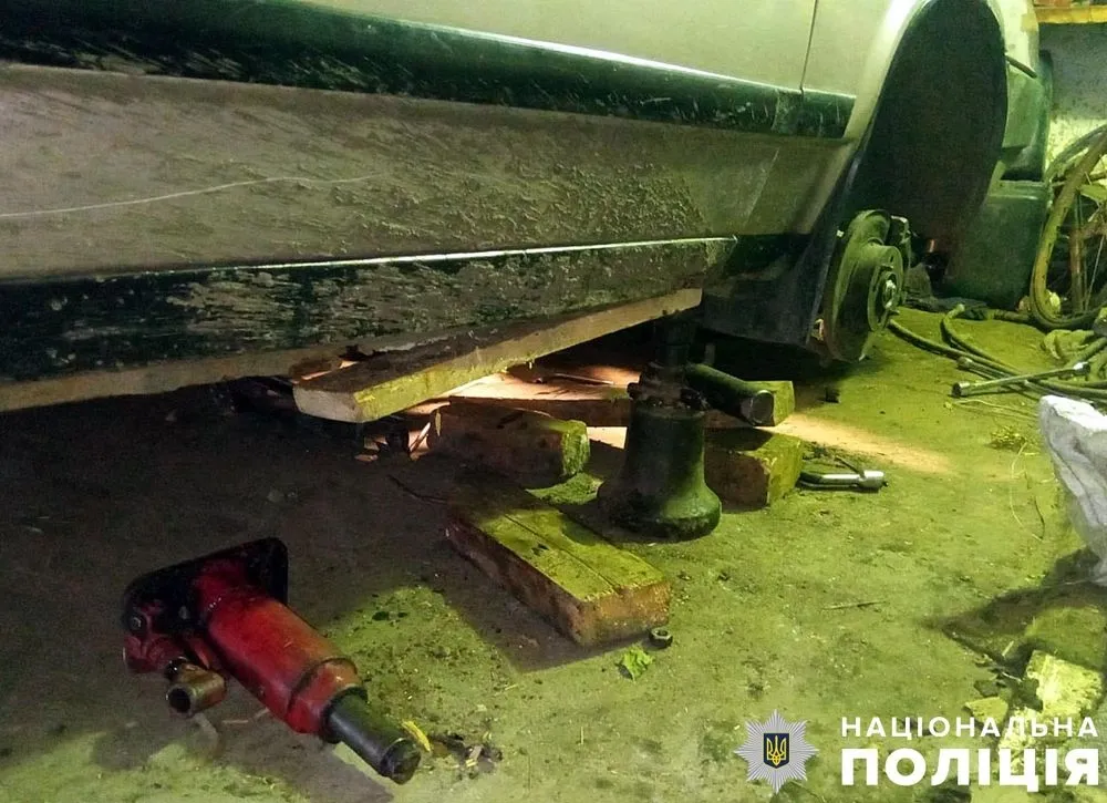 In Poltava region, a man was crushed by a car repairer
