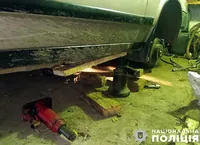 На Полтавщині чоловіка придавило під час ремонту легковика