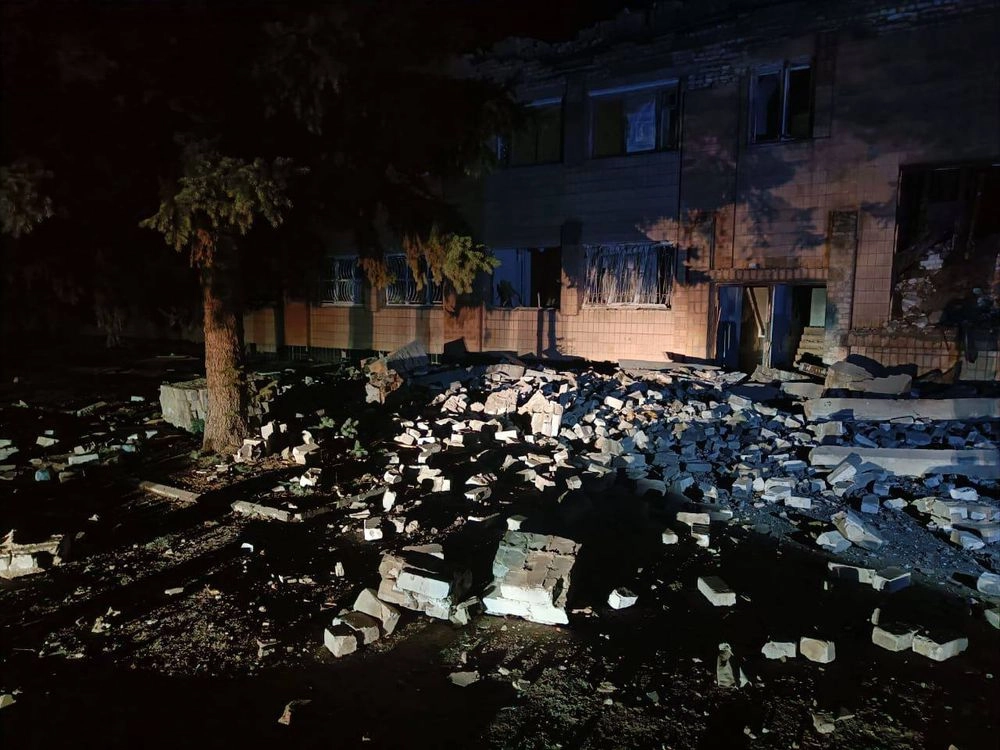 Окупанти вночі вдарили "шахедами" по Харківщині: одна людина поранена, пошкоджений будинок культури