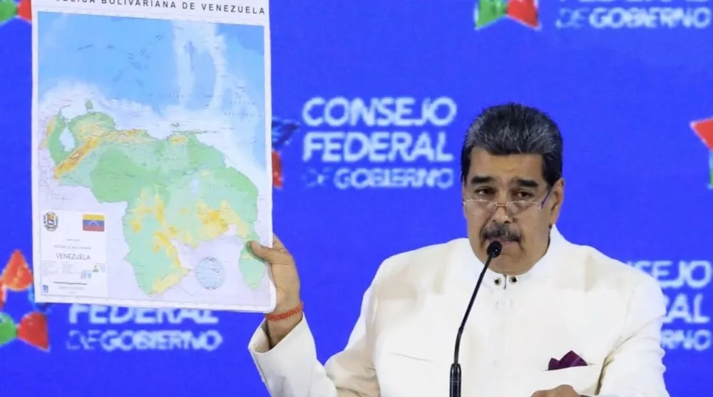 После референдума Мадуро объявил богатый ресурсами район Эссекибо 24 штатом Венесуэлы и уже начал выдавать свои лицензии на добычу нефти