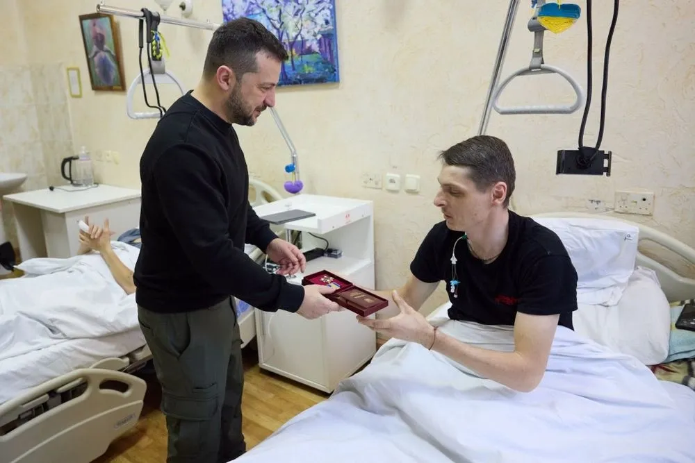 On Armed Forces Day, Zelenskyy visits Ukrainian defenders in a Kyiv hospital
