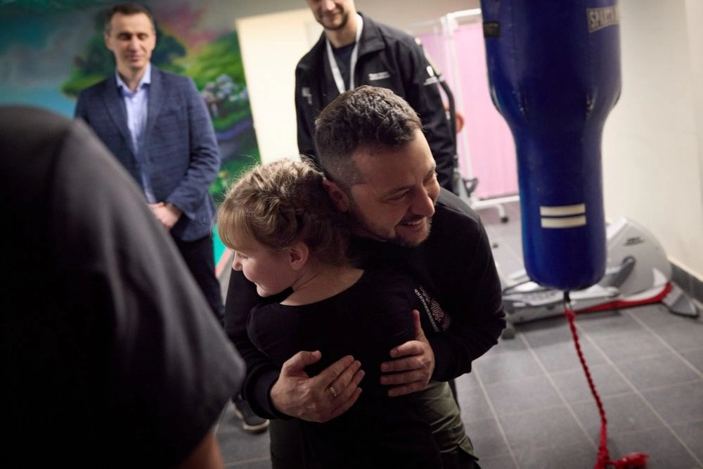 Зеленський відвідав дітей в "Охматдиті", які проходять реабілітацію після ворожих обстрілів