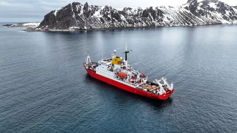 Флагман украинского научно-исследовательского флота, ледокол "Ноосфера", дошел до острова Кинг Джордж в Антарктике
