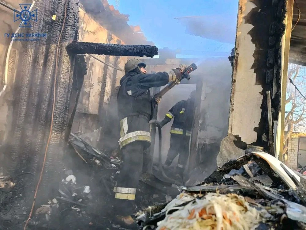 На Харківщині рятувальники під ворожим обстрілом ліквідовували загоряння у приватних будинках