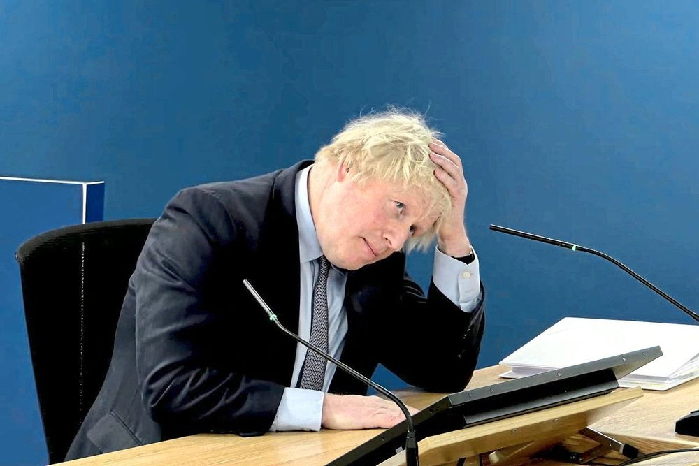 "Уряд припустився помилок": колишній прем'єр-міністр Борис Джонсон на слуханнях вибачився перед сім'ями жертв Covid