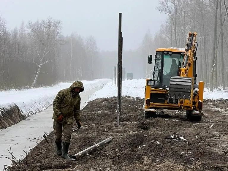 Ukraine continues to build new fortifications on the border with belarus 