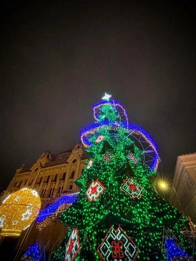 В Одесі у День Святого Миколая засвітили новорічну ялинку