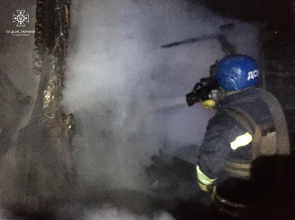 Спасатели дважды попали под обстрел во время тушения пожаров, вызванных ударами россиян в Сумской области