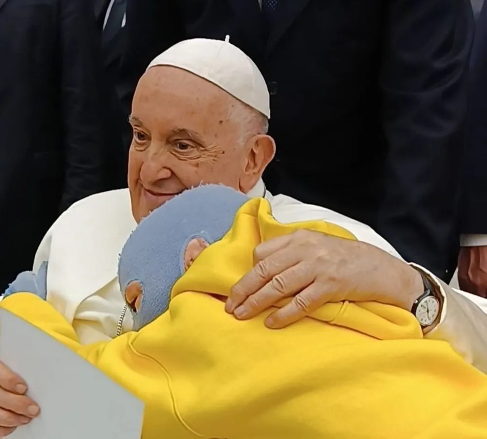 Ukrainian schoolboy who suffered from rocket attack in Vinnytsia meets with Pope