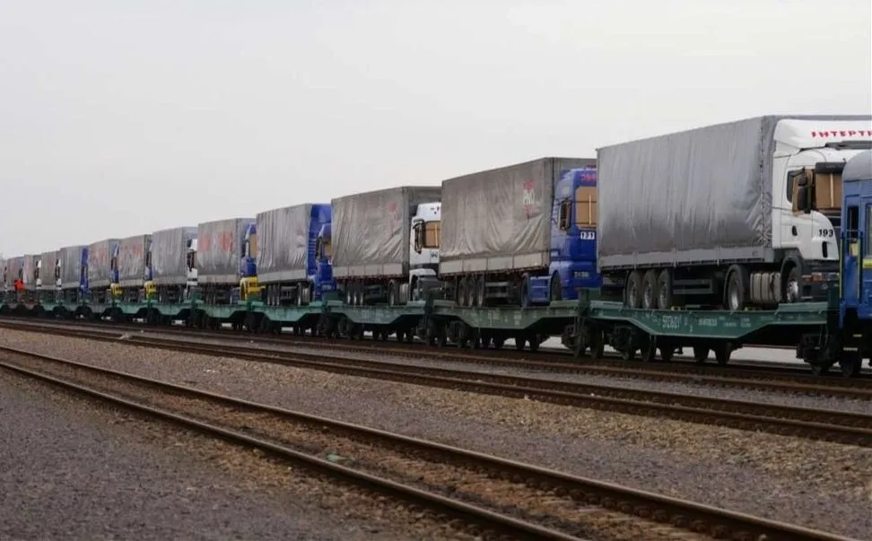 Due to the strike of Polish carriers, Ukrzaliznytsia will transport Ukrainian trucks across the border by a special train (video)