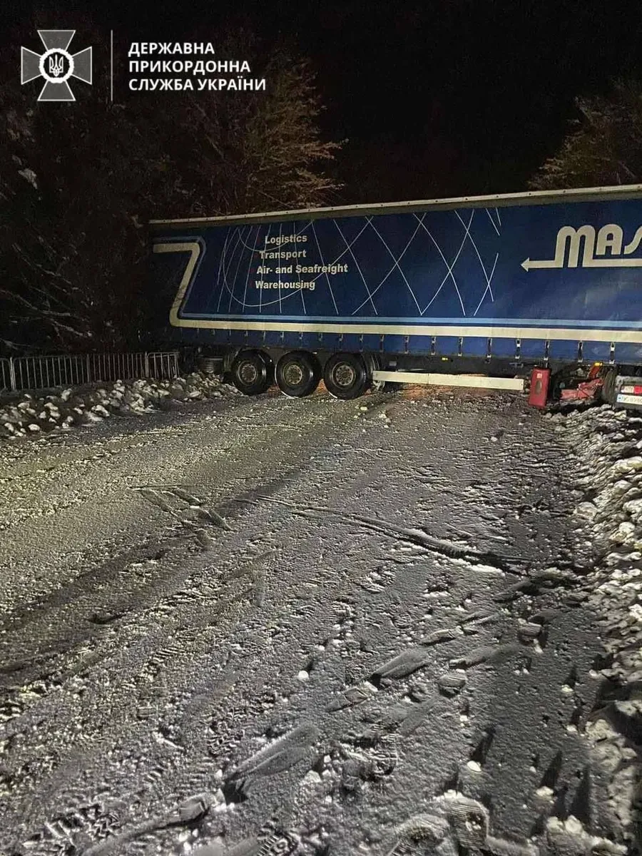 Україна призупинила реєстрацію вантажівок на кордоні в Нижанковичах через складні погодні умови – ДПСУ