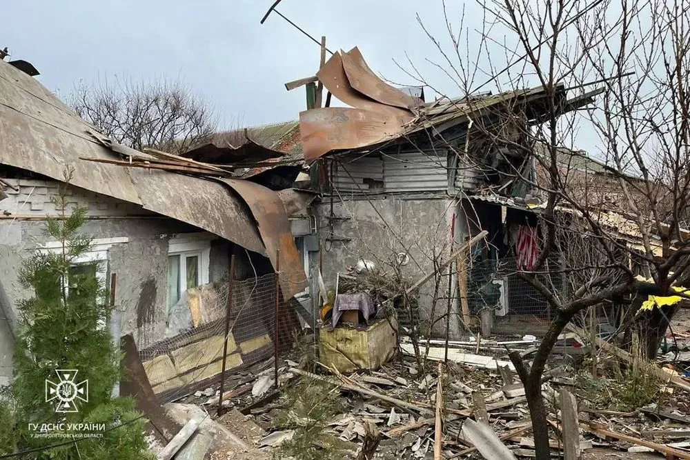 росіяни обстріляли Нікополь з артилерії: з-під завалів будинку врятували жінку 