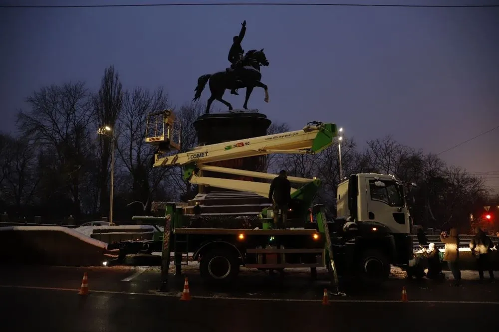 В Киеве демонтируют памятник Щорсу, из-за чего может быть ограничено движение по бульвару Тараса Шевченко - КГГА