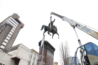 Monument to Bolshevik officer Shchors demolished in Kyiv