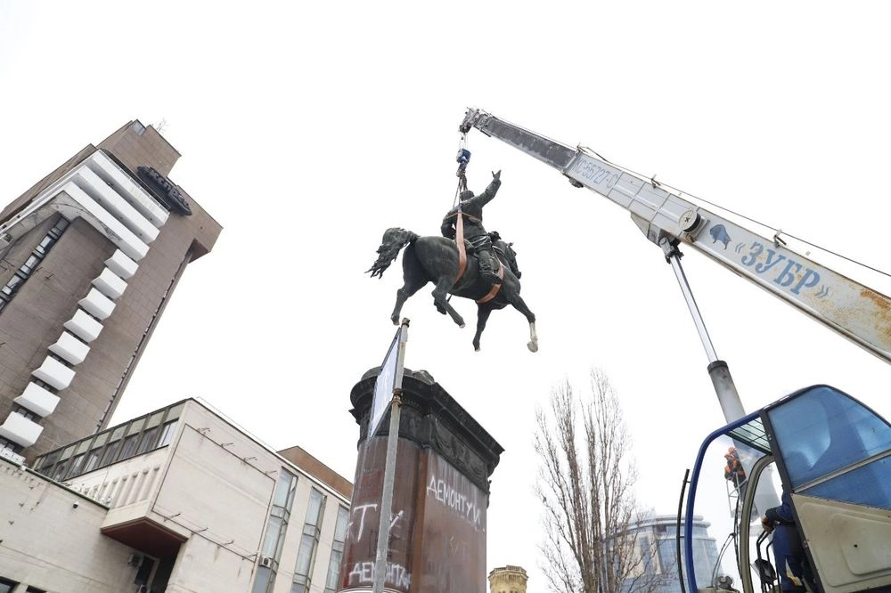 У Києві знесли пам'ятник офіцеру більшовиків Щорсу