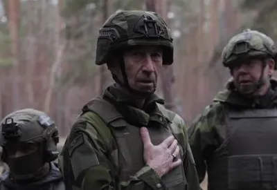 General Büden, Commander of the Swedish Armed Forces, visits the front line to talk to artillery and infantry