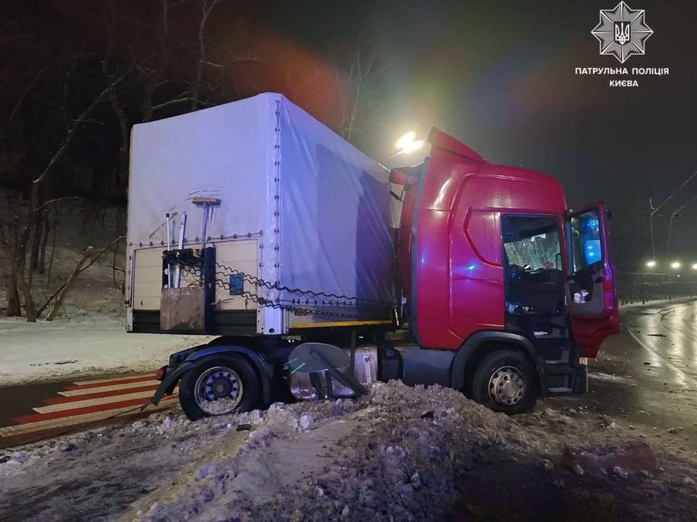 В Киеве грузовик наехал на электроопору: есть пострадавший 
