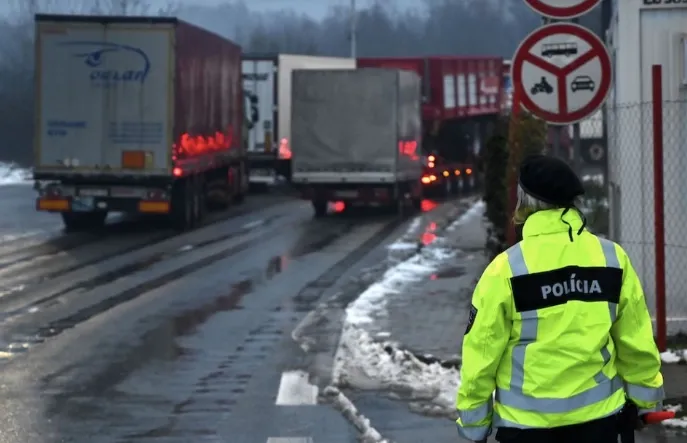 slovak-truckers-blocked-the-vysne-nemecke-checkpoint-for-trucks-traveling-from-ukraine