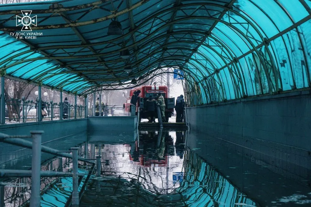 Из-за ночной атаки рф в Киеве затопило подземный переход