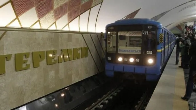 Експерт пояснив чому "човниковий рух" на "синій гілці" київського метро кардинально не поліпшить дорожню ситуацію 