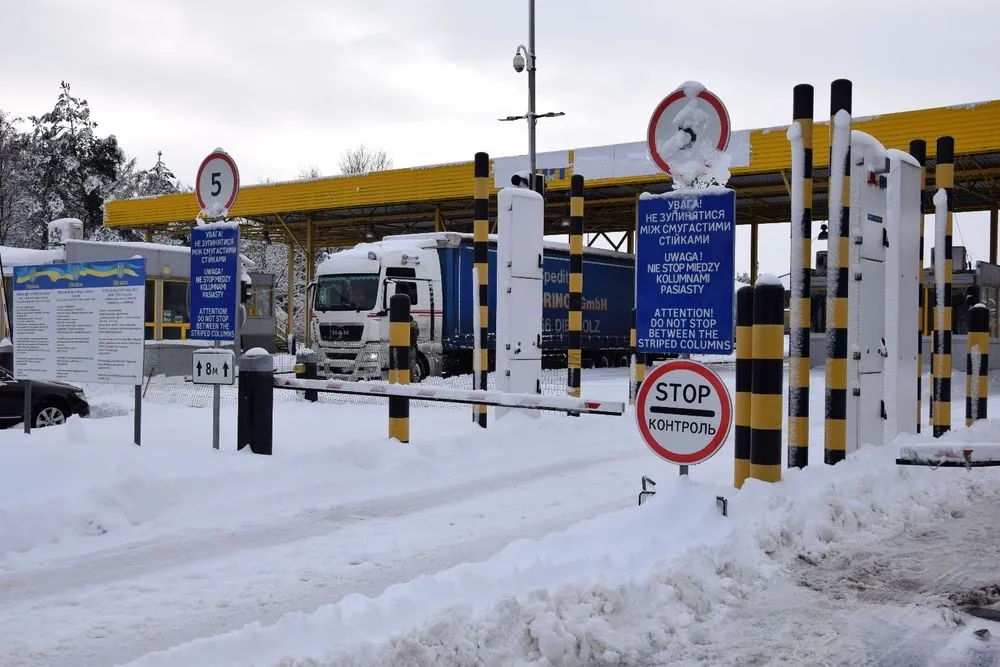 blockade-on-the-border-with-poland-26-thousand-trucks-queue-up-to-cross-into-ukraine-traffic-at-yagodyn-crossing-is-getting-busier