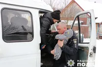 Law enforcers evacuate large family from frontline village in Chernihiv region