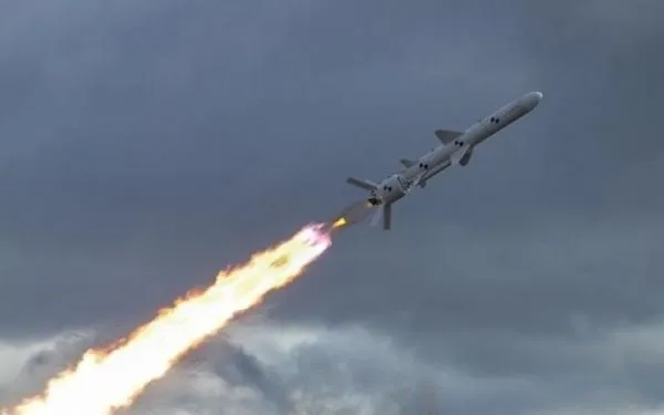Оккупанты атаковали Украину тремя ракетами "Кинжал": одну из них сбили на Киевщине