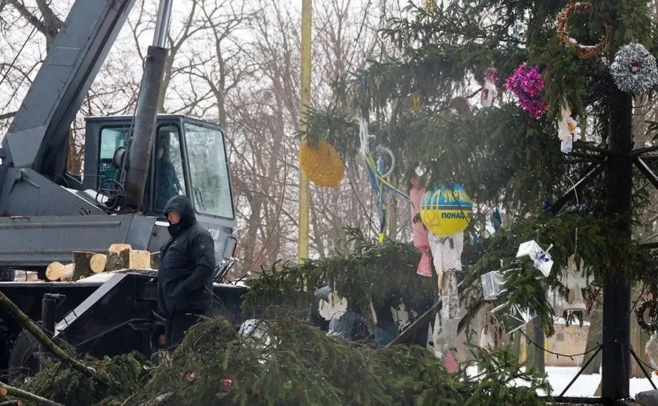 Wind knocks down main Christmas tree in Pereyaslav