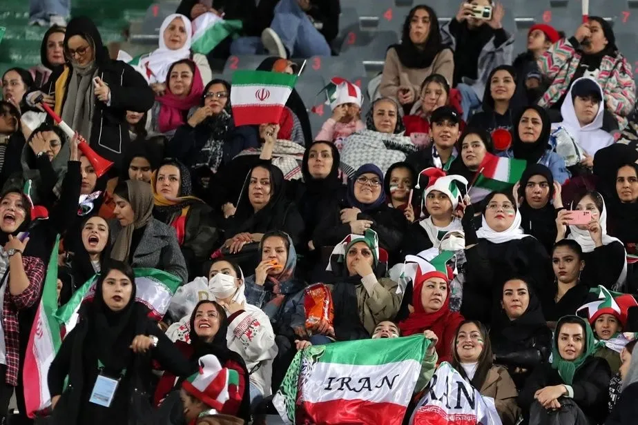 fifa-privetstvuet-prisutstvie-3000-zhenshchin-na-tribunakh-na-matche-chempionata-v-irane