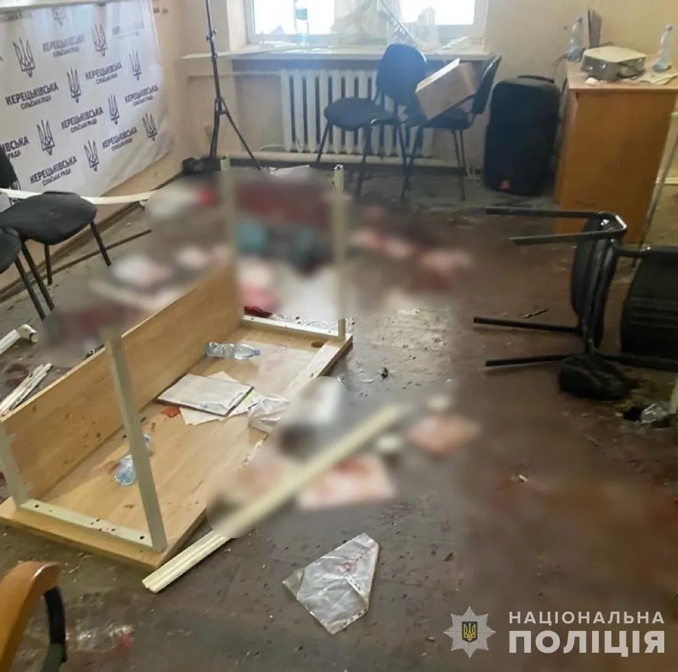 Депутат у сільраді на Закарпатті підірвав гранати під час сесії: попередньо, підривник загинув, 11 людей поранено