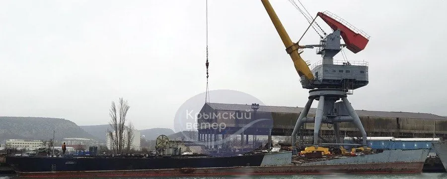 В Севастополе оккупанты режут на металл захваченный украинский корабль "Луцк"
