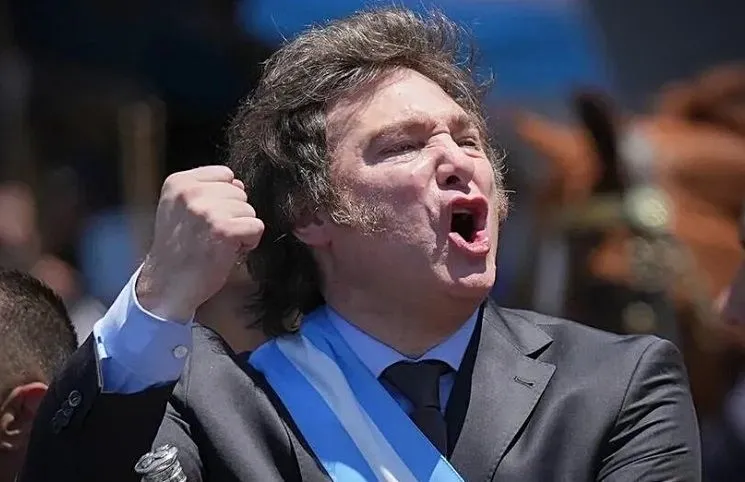 Хавьер Милей во главе Аргентины начал воплощать план жесткой экономии: до этого он разыграл последнюю депутатскую зарплату в соцсетях
