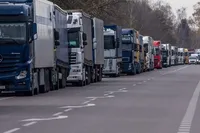 На трех пунктах пропуска на границе с Польшей в очереди стоят более двух тысяч грузовиков
