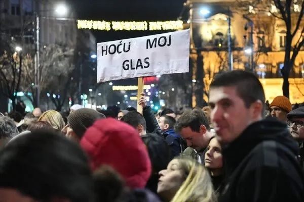 u-serbii-opozytsiia-protestuie-proty-rezultativ-vyboriv-lidery-oholosyly-holoduvannia
