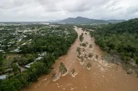 Затоплені аеропорти та крокодили, що плавають вулицями: Австралію накрила потужна повінь