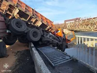 На Франківщині вантажівка повисла над мостом: у пастці опинилась жінка 