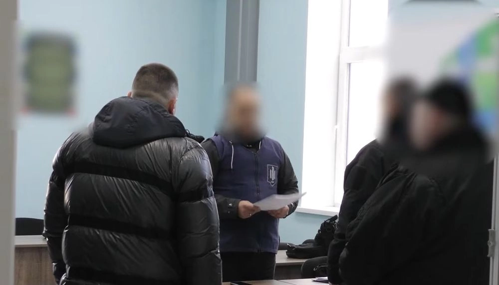 Chernivtsi customs officers suspected of facilitating smuggling of e-cigarettes