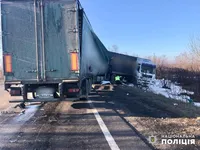 На трассе Одесса-Рени столкнулись три грузовика, движение затруднено