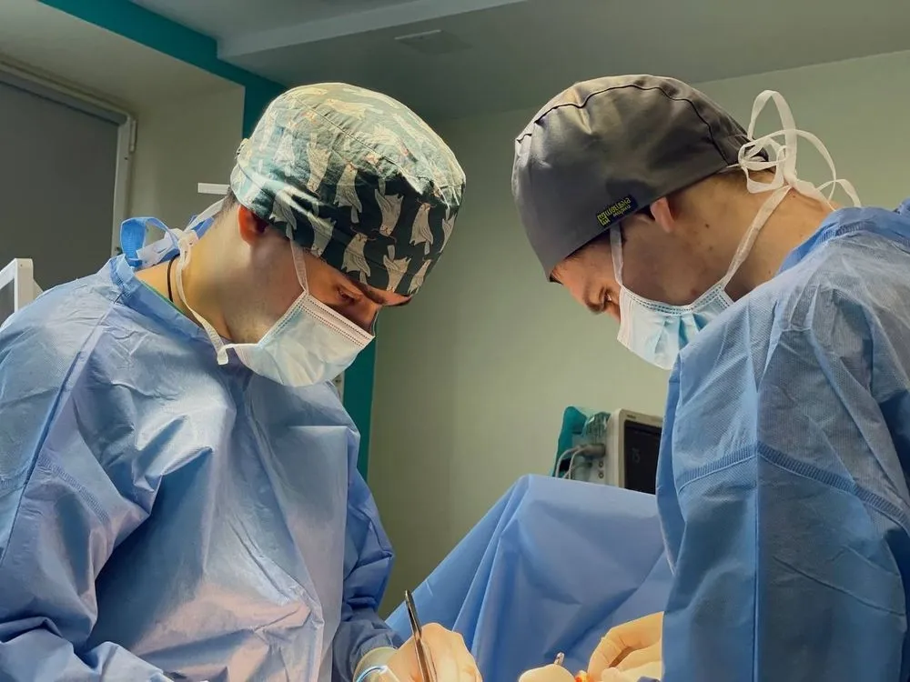 У Львові лікарі врятували жінку з 10-сантиметровою пухлиною наднирників