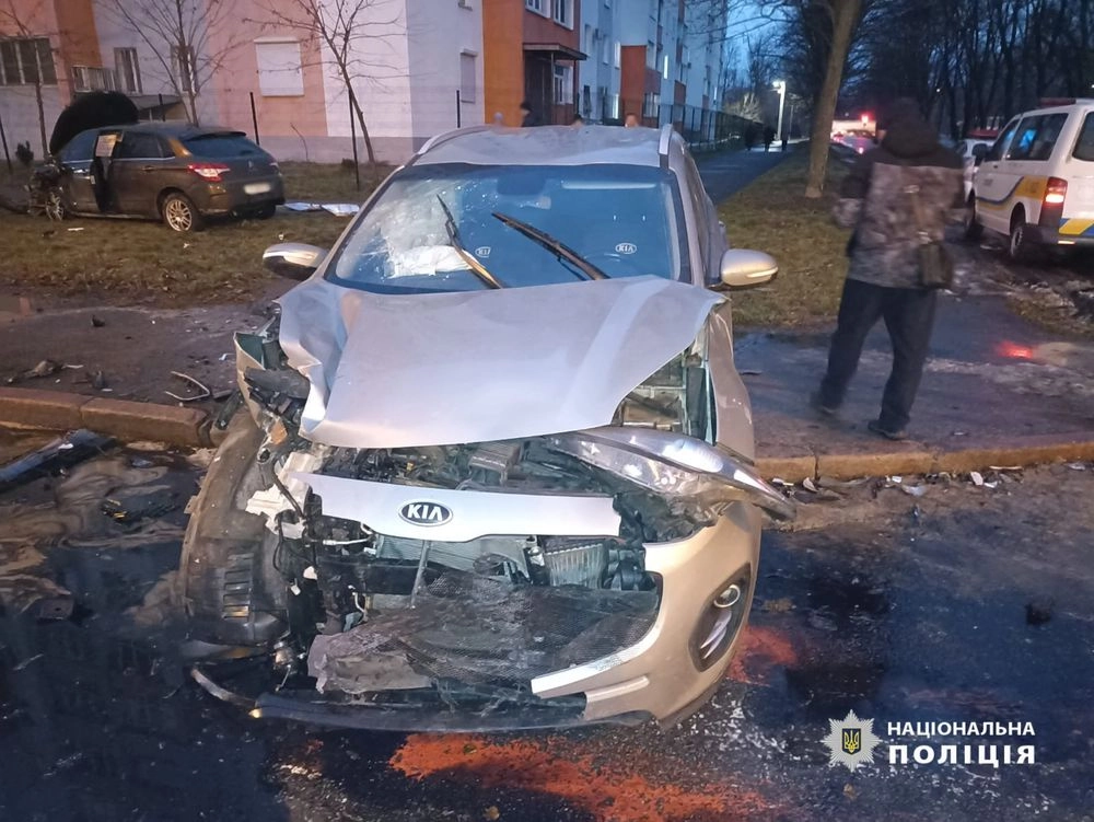 У Харкові внаслідок ДТП дві автівки вилетіли на пішохідний перехід: постраждало двоє людей