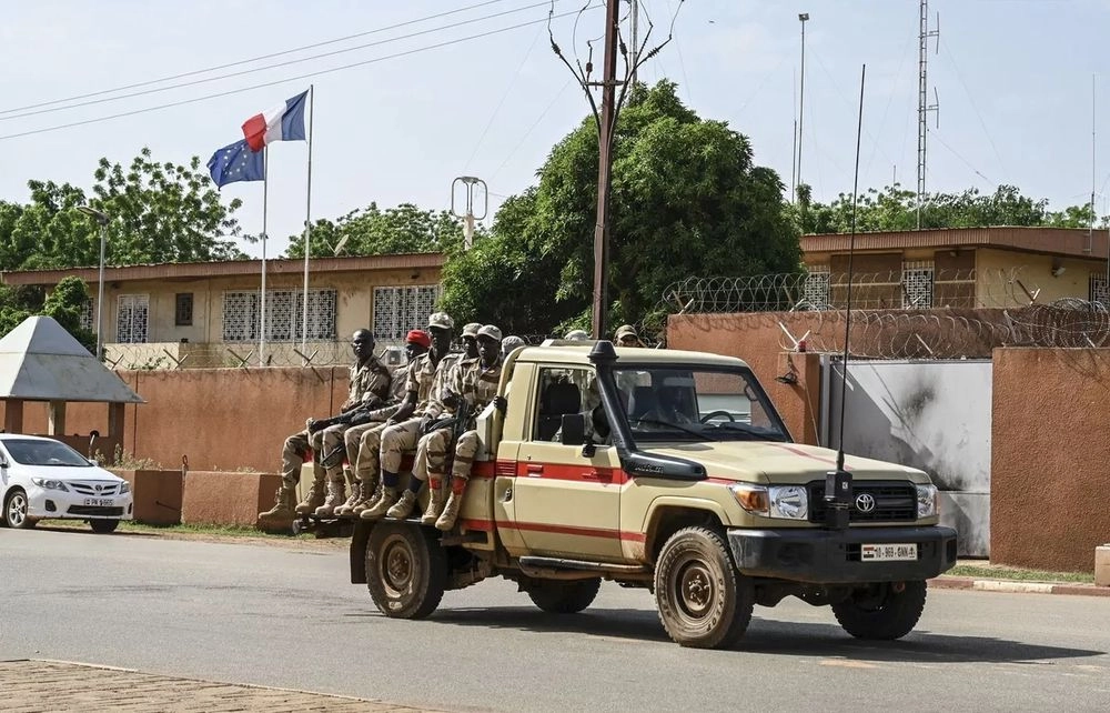 Франция закрывает свое посольство в Нигере