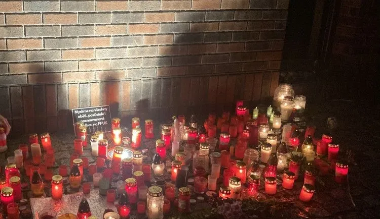 Чешское правительство объявило государственный траур в память о жертвах стрельбы в Карловом университете