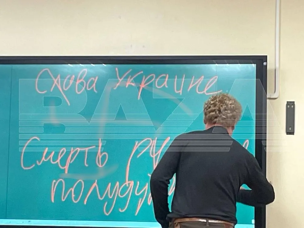 writing-a-pro-ukrainian-slogan-on-the-blackboard-moscow-school-management-fires-computer-teacher