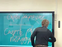 Написал на доске проукраинский лозунг: руководство московской школы уволило учителя информатики