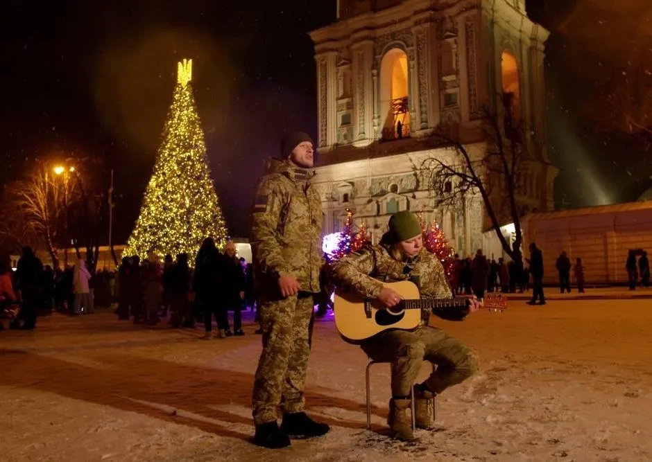legendary-shchedryk-in-the-center-of-kyiv-border-guards-perform-leontovychs-famous-song-on-christmas-eve