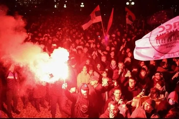 Vucic is Putin: Serbian opposition took to the streets of Belgrade with these slogans. The police used tear gas