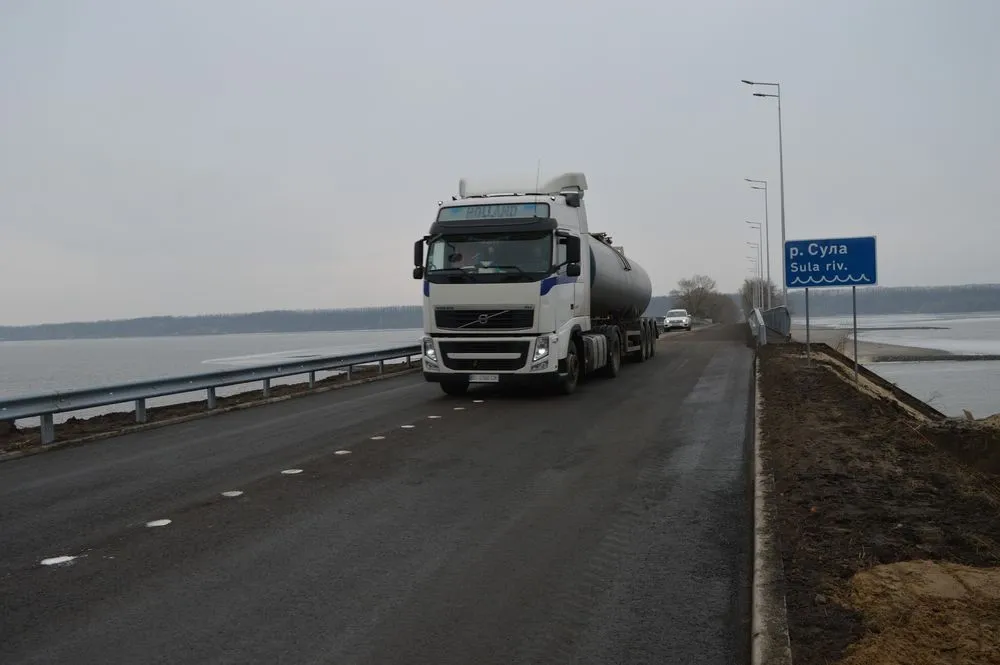 Отремонтировали мост на трассе Борисполь-Мапиуполь, который ускорит доставку гуманитарных, промышленных и других грузов