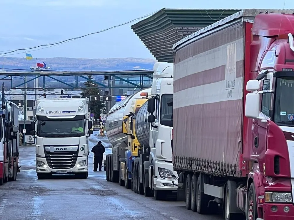 Из-за блокады на границе с Польшей в очереди 3,4 тыс. грузовиков, в разблокированных "Шегинях" - еще 700